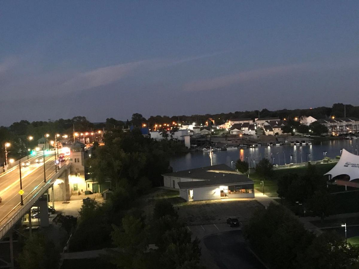 Ariel Broadway Hotel Lorain Екстериор снимка