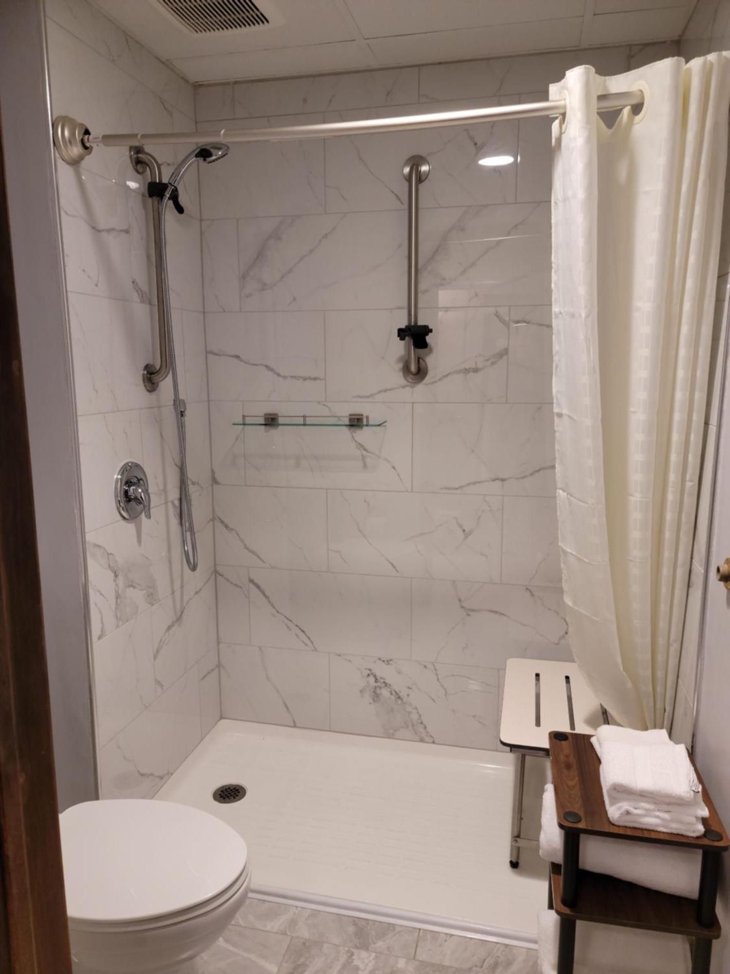 Ariel Broadway Hotel Lorain Екстериор снимка