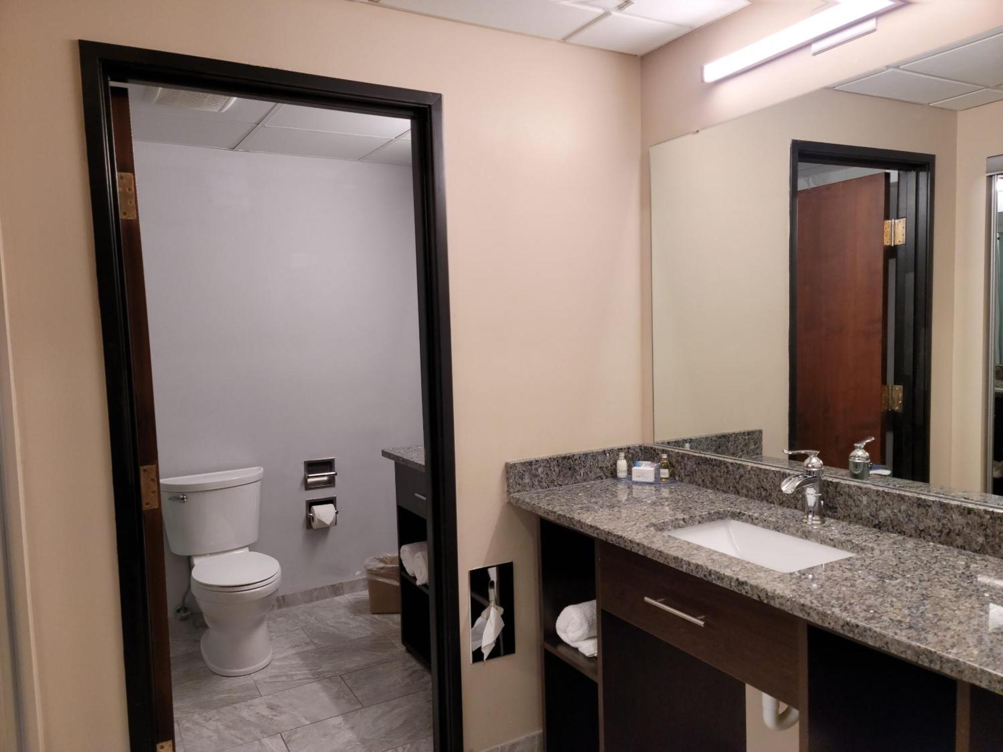 Ariel Broadway Hotel Lorain Екстериор снимка