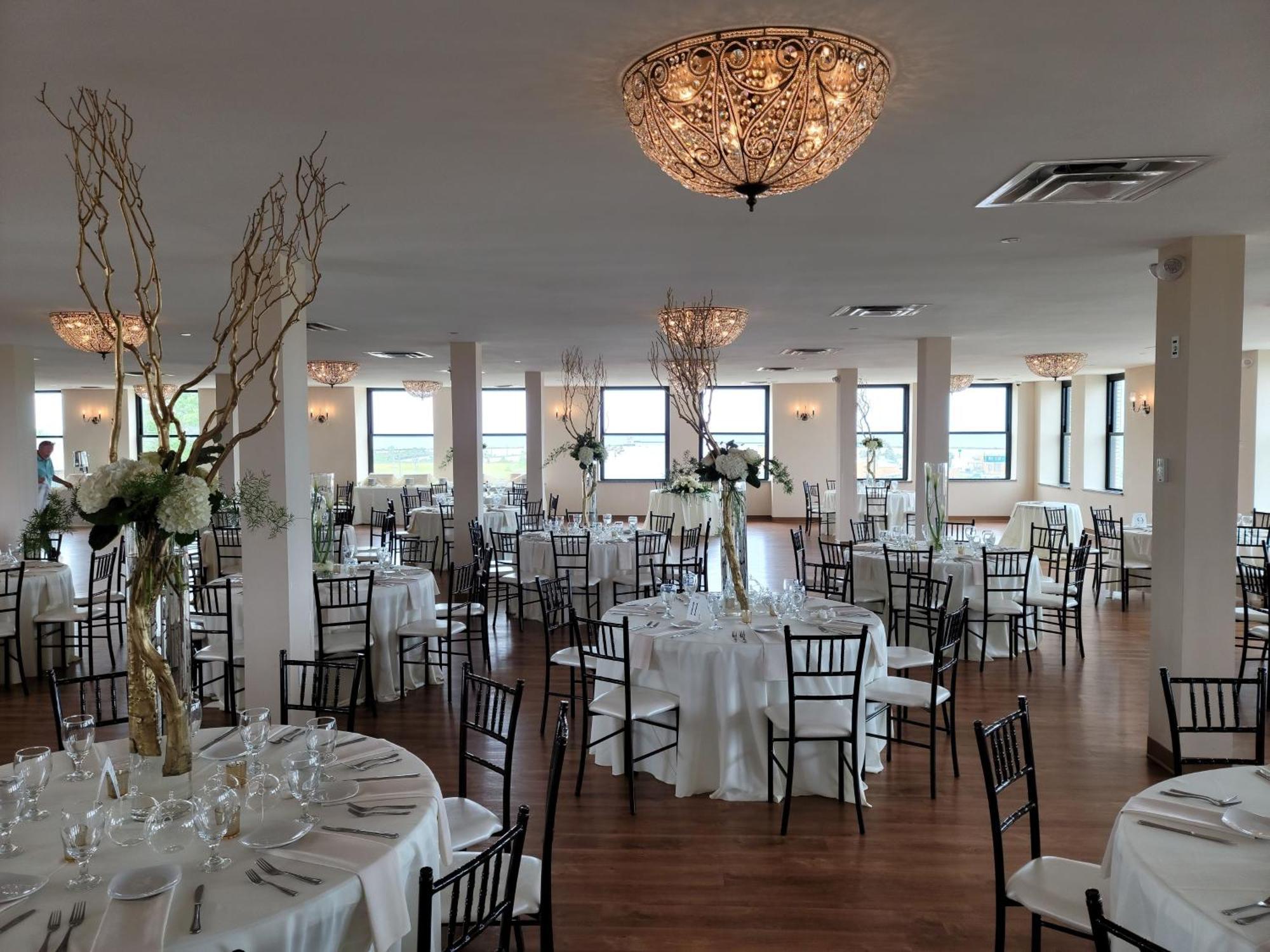 Ariel Broadway Hotel Lorain Екстериор снимка