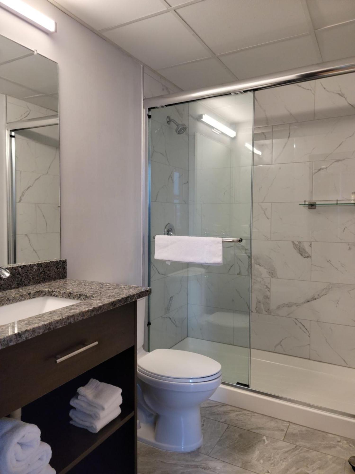Ariel Broadway Hotel Lorain Екстериор снимка