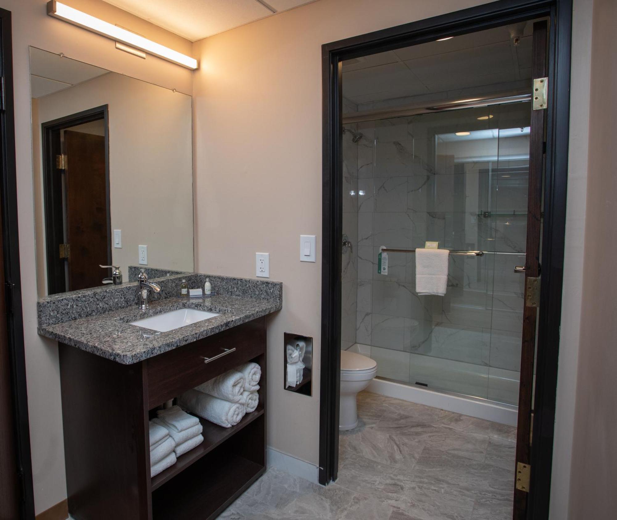 Ariel Broadway Hotel Lorain Екстериор снимка
