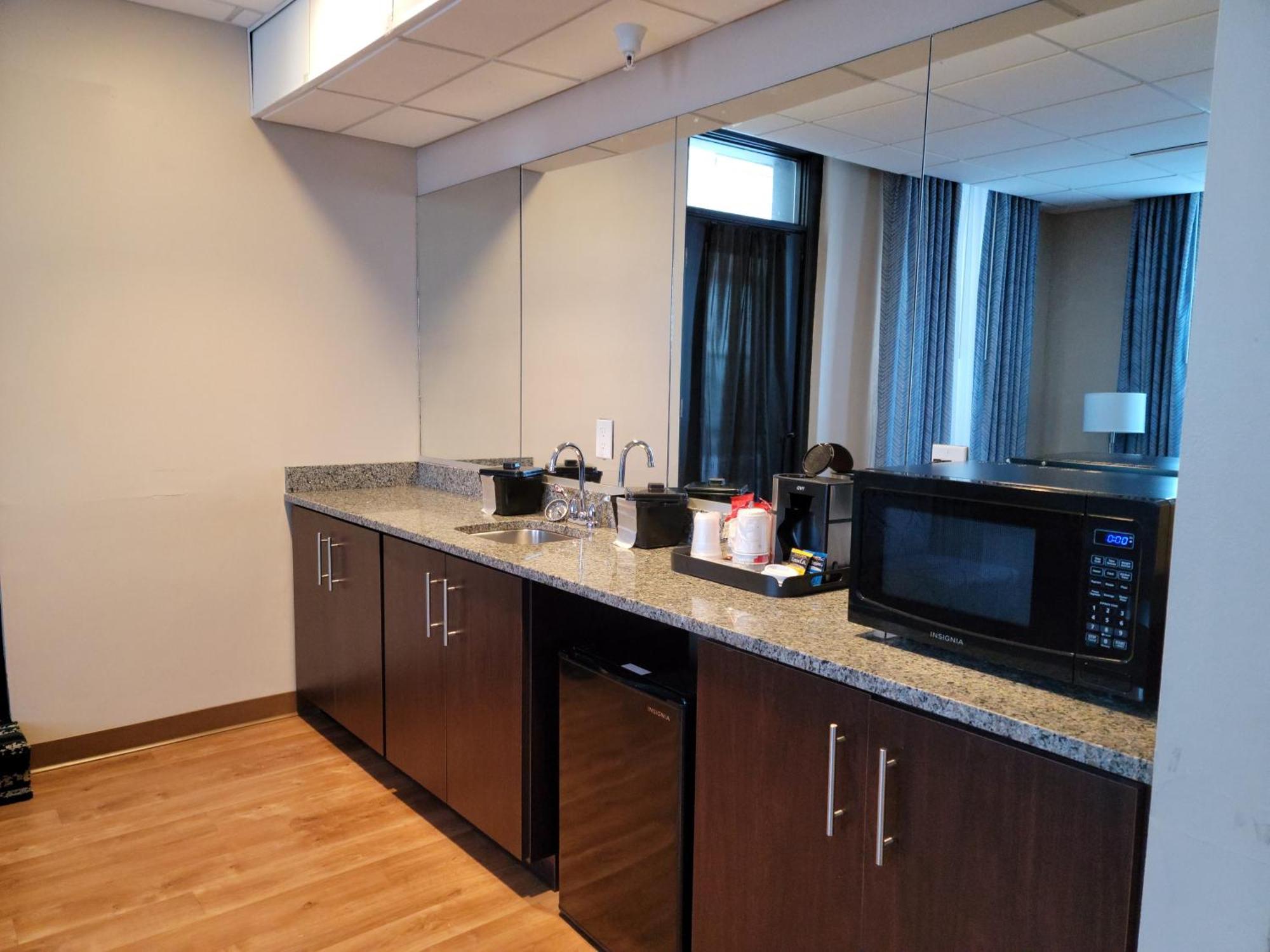 Ariel Broadway Hotel Lorain Екстериор снимка