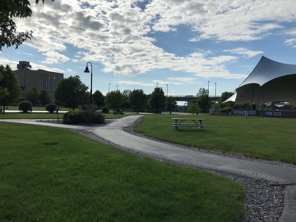 Ariel Broadway Hotel Lorain Екстериор снимка