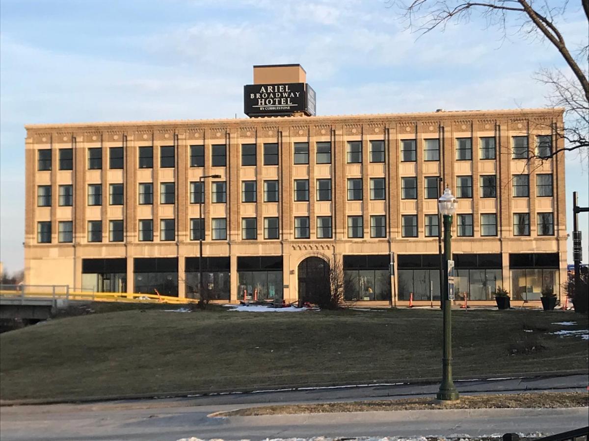 Ariel Broadway Hotel Lorain Екстериор снимка
