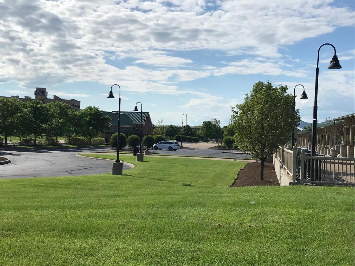Ariel Broadway Hotel Lorain Екстериор снимка